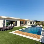 בית נופש Luxury With Heated Pool And Garden פארו