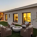Luxury With Heated Pool And Garden בית נופש פארו