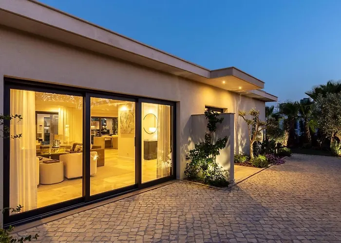 Semesterbostad Luxury With Heated Pool And Garden